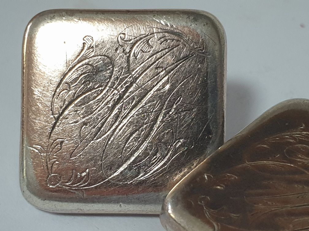 Par de antigos botões de punho com monogramas em prata dourada