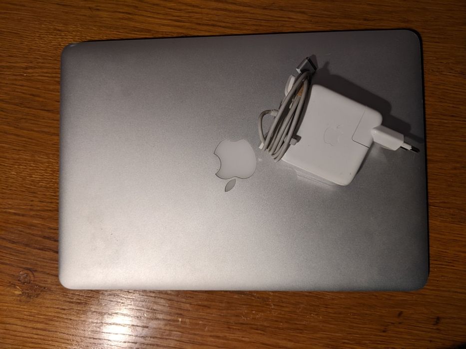 MacBook Air 13″ (Early 2015) — в отличном рабочем состоянии