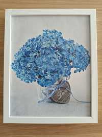 Obraz  niebieskie kwiaty w białej ramie