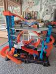 Rezerwacja Hot wheels Ultimate Garage garaż parking rekin