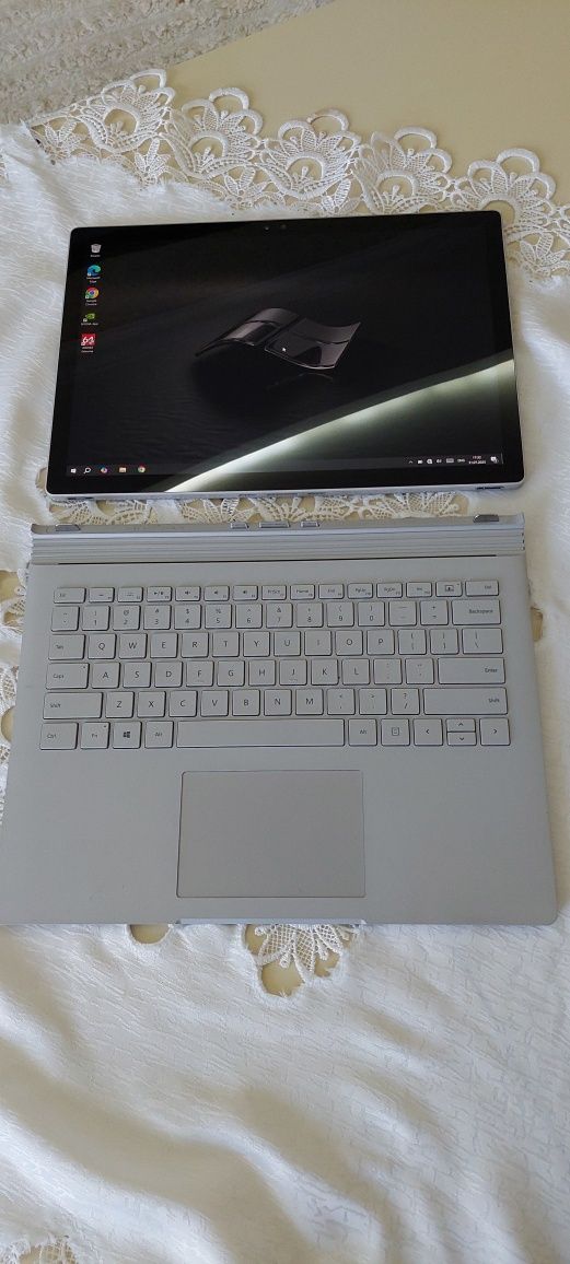 Microsoft Surface Book (i7-6600u 8/256, Nvidia geforce gpu)