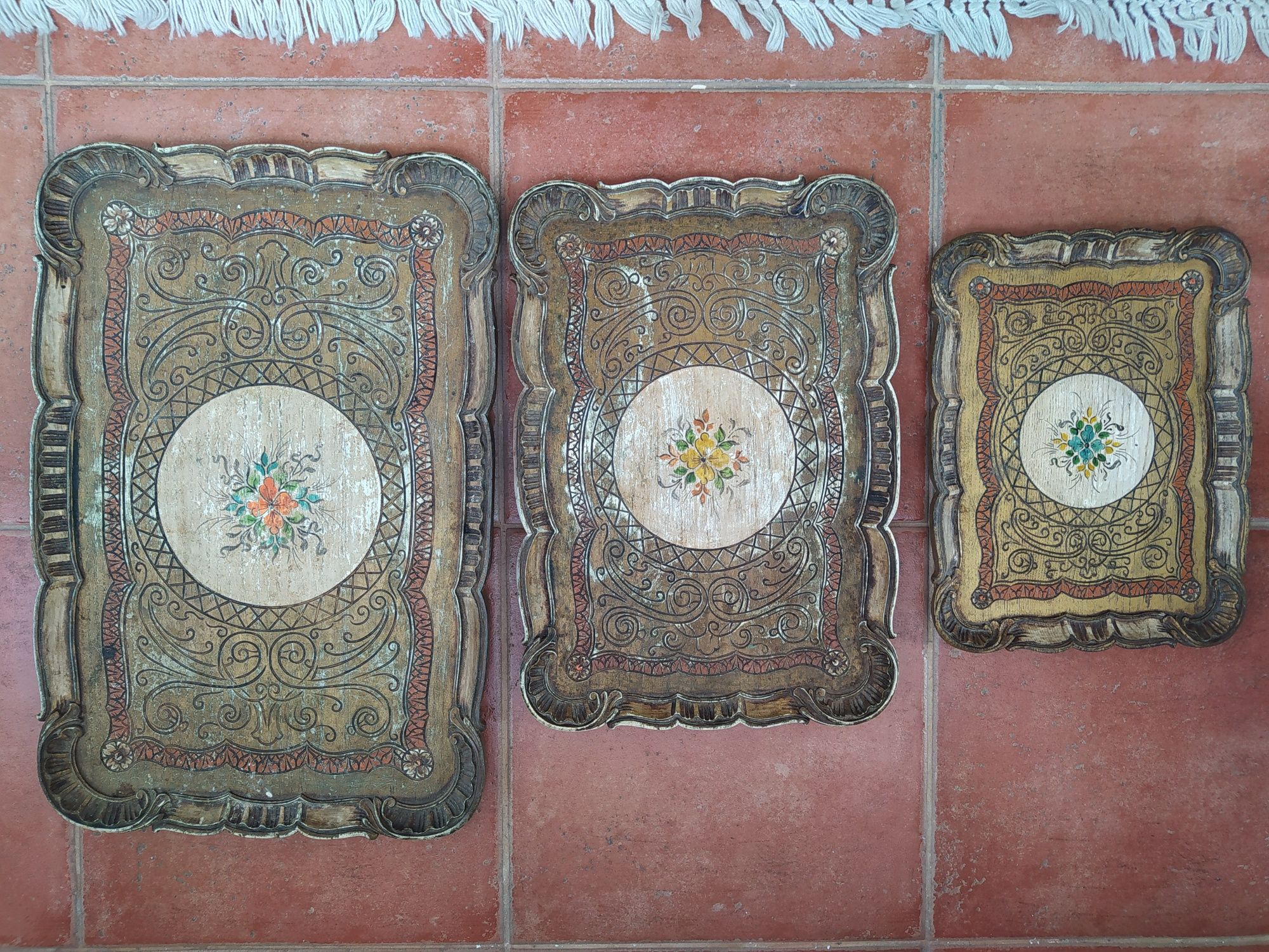 Conjunto de três tabuleiros antigos
Material: Madeira

Entrego em mão