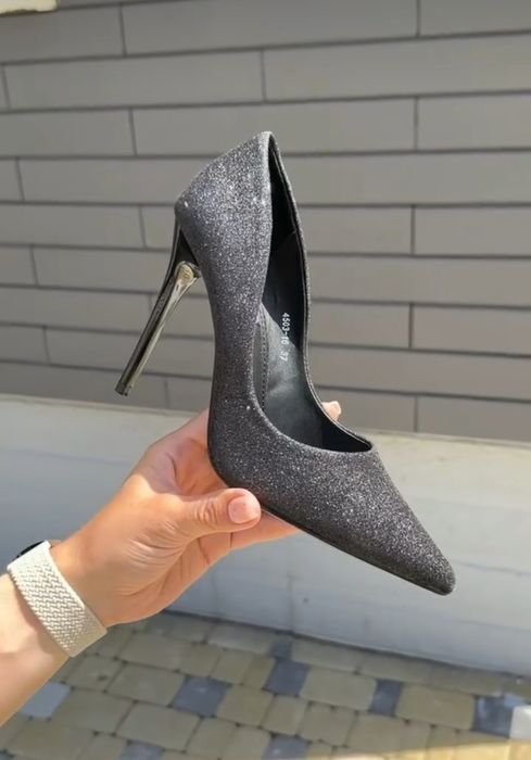 Продам блискучі туфлі