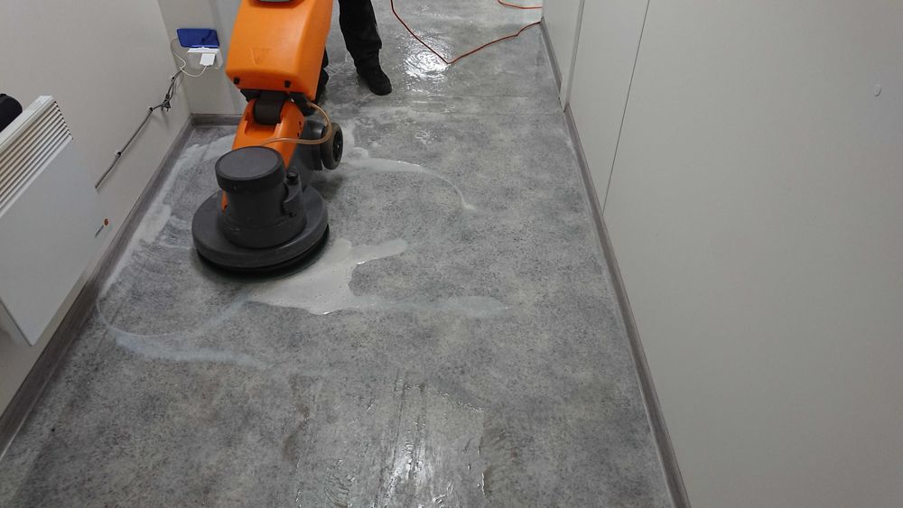 Maszyna do mycia posadzek - wynajem z dowozem