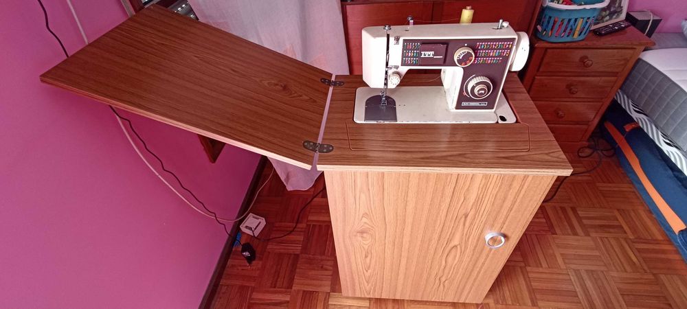 Maquina costura com movel elétrica