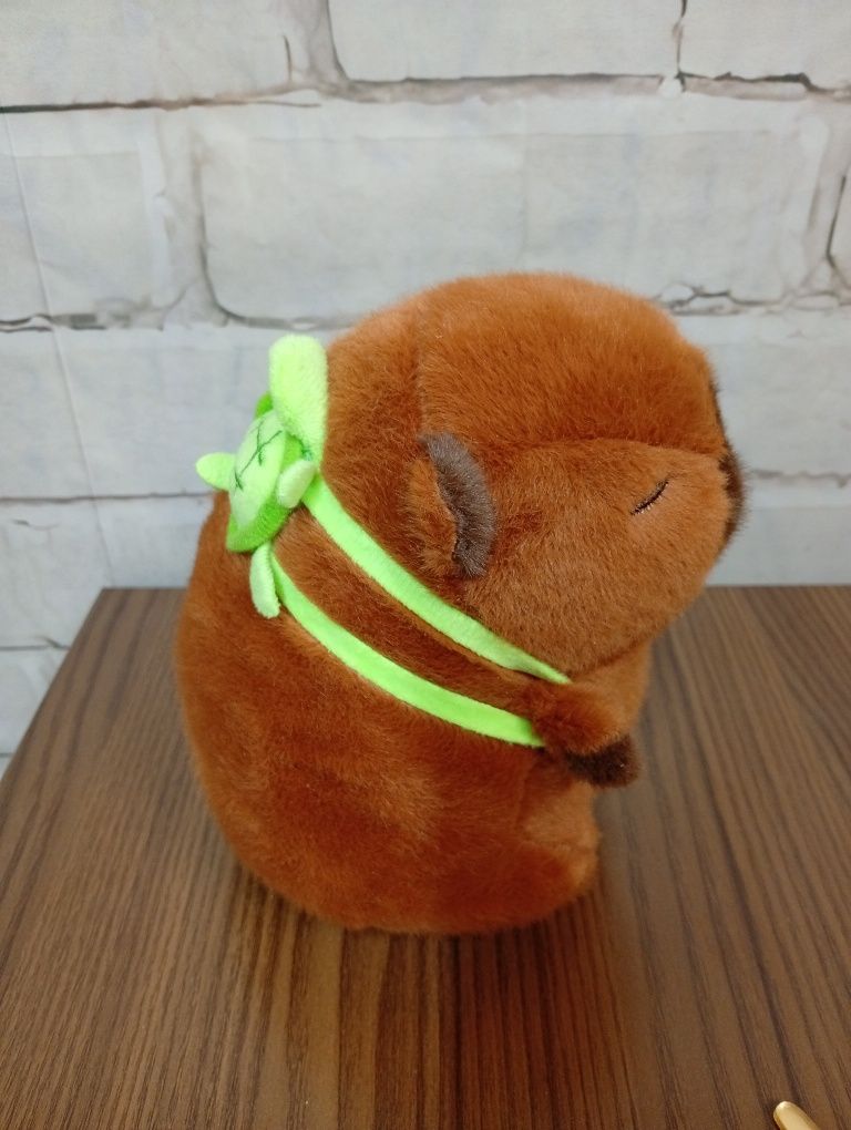 Maskotka kapibara z plecakiem 20 cm