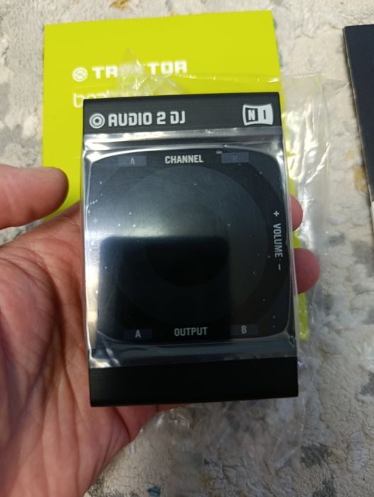 DJ-інтерфейс Native Instruments AUDIO 2