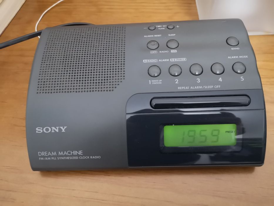 Relógio despertador com rádio Sony - a funcionar perfeitamente