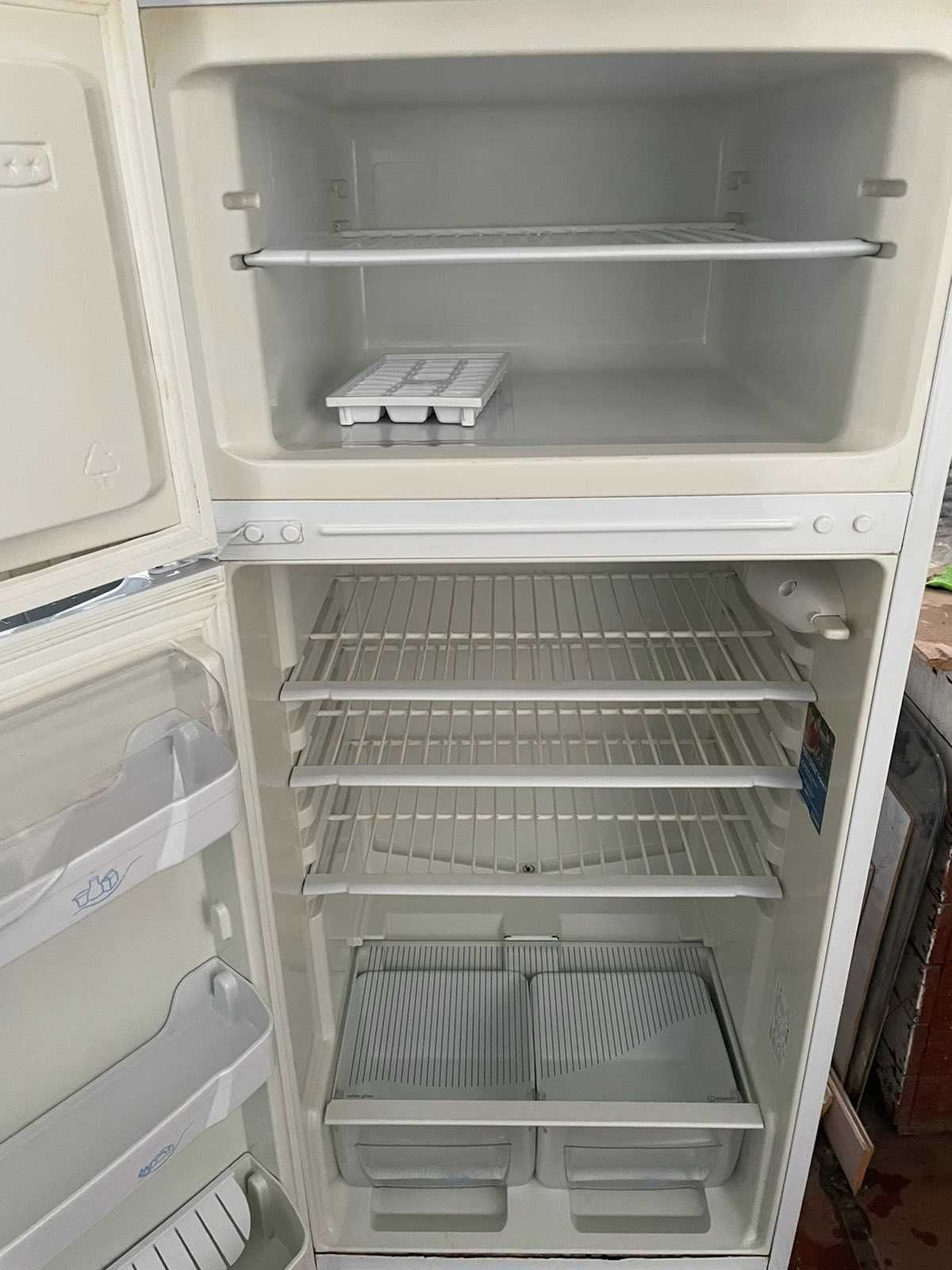 Продам холодильник Индезит в рабочем состоянии