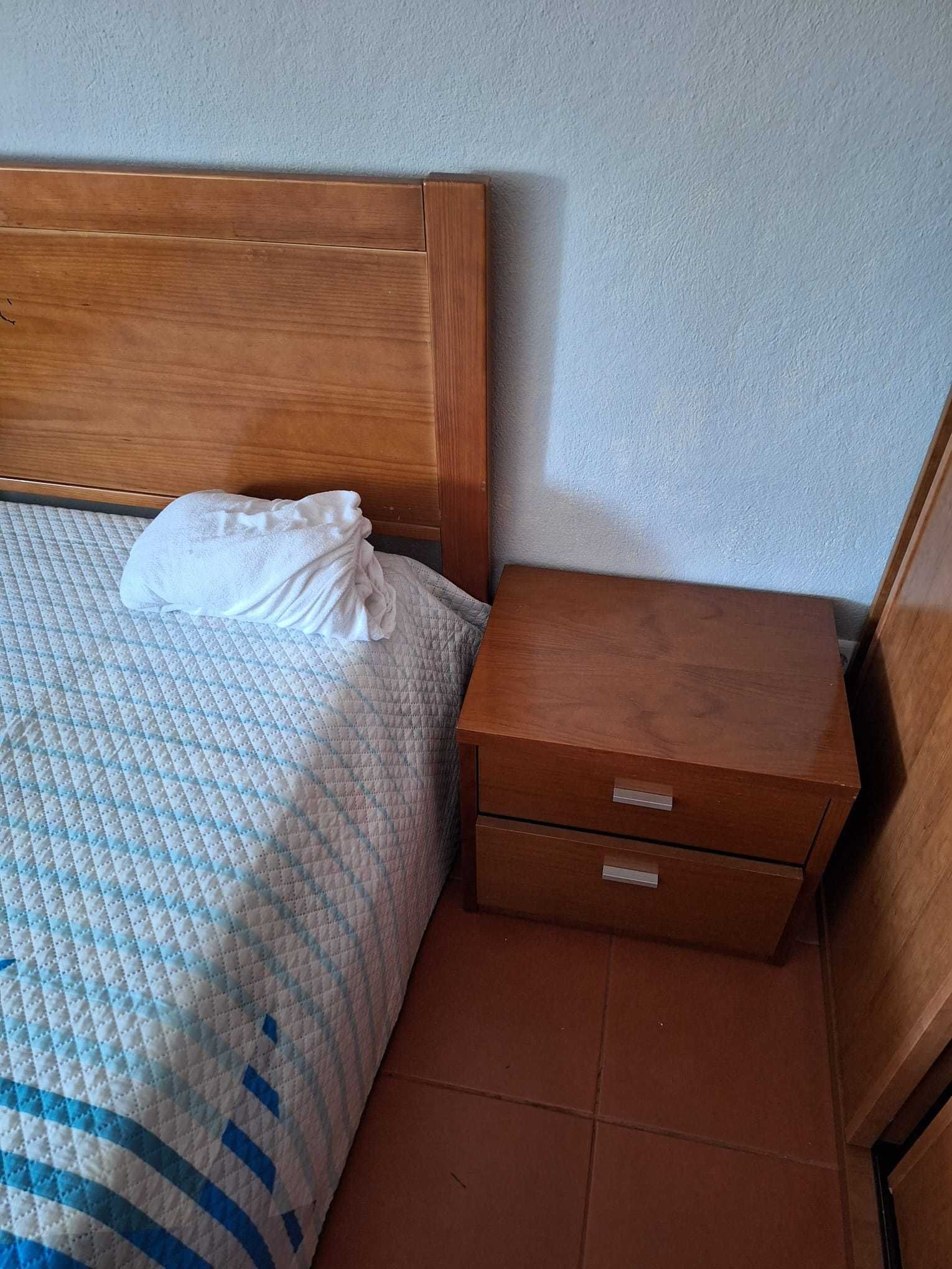 Cama, secretária e mesa de cabeceira