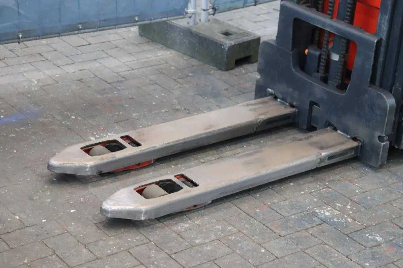 LINDE D12 AP Електричний штабелер