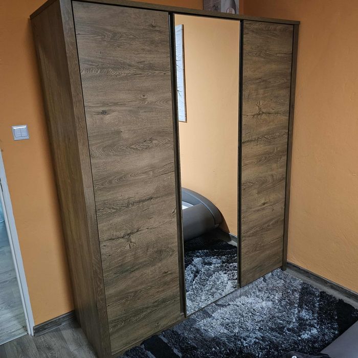 Szafa trzydrzwiowa z lustrem