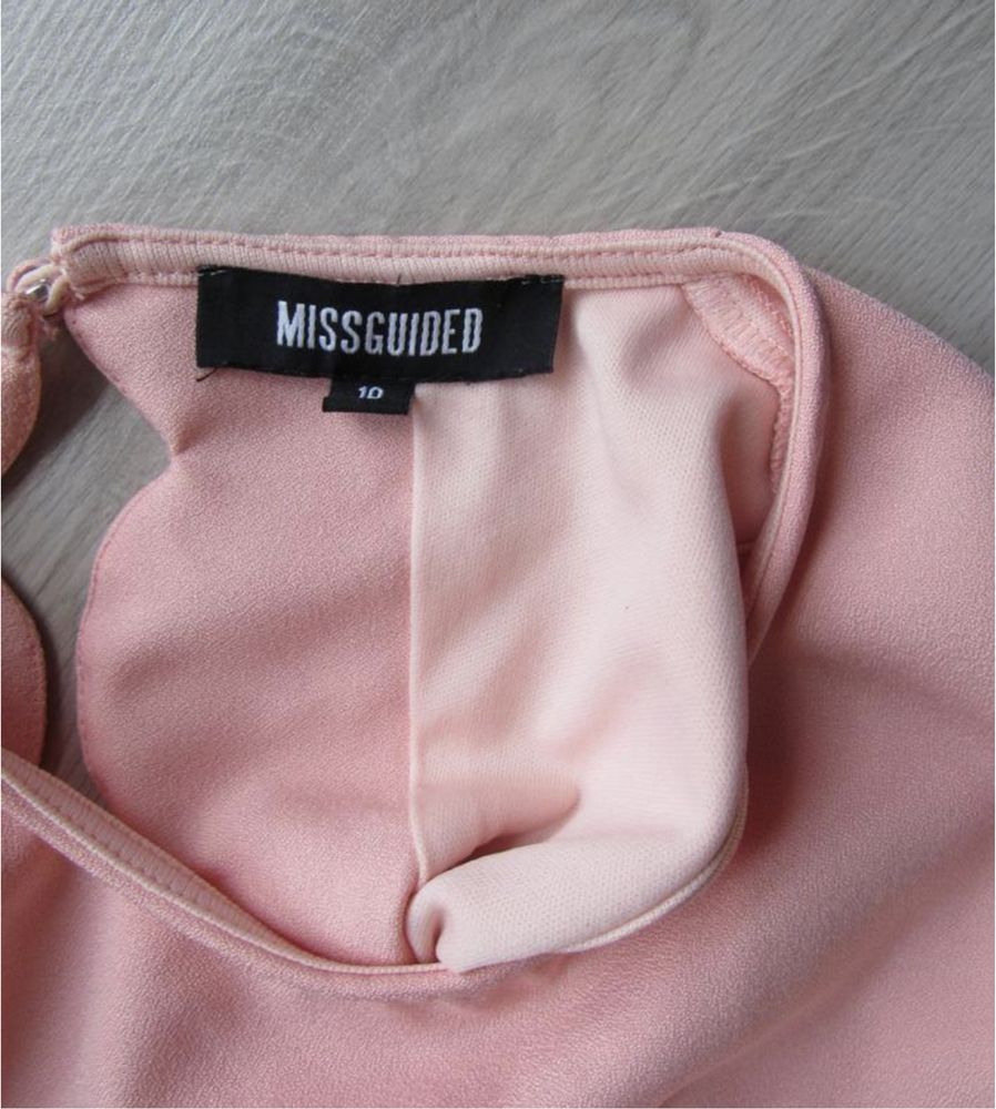 Неймовірна сукня з відкритою спинкою від Missguided