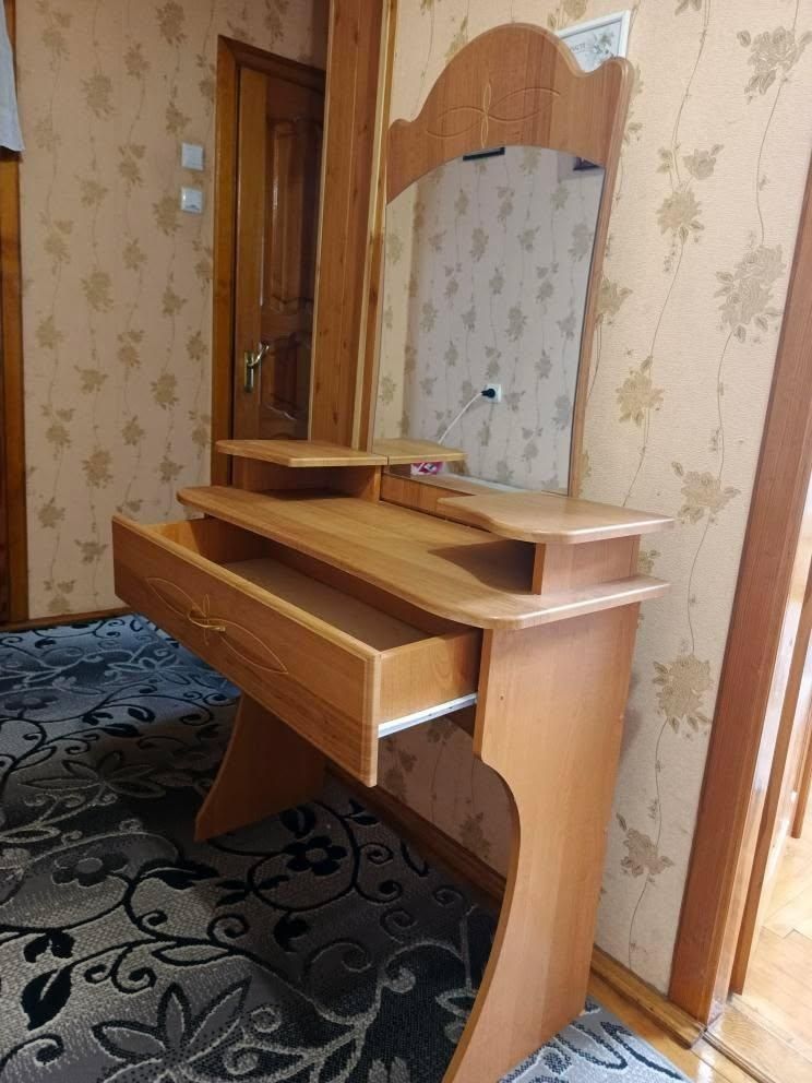 Продам дзеркало з шухлядами