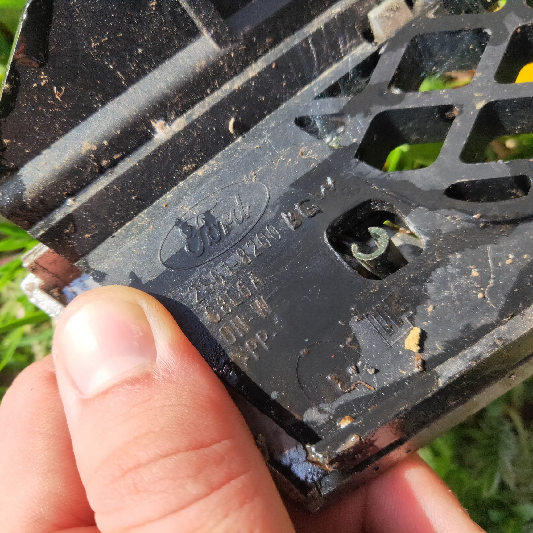Grill atrapa chłodnicy zderzaka przód Ford Fiesta Mk6 Oryginał