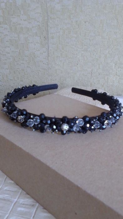Черный обруч для волос с хрустальными бусинами hand made.