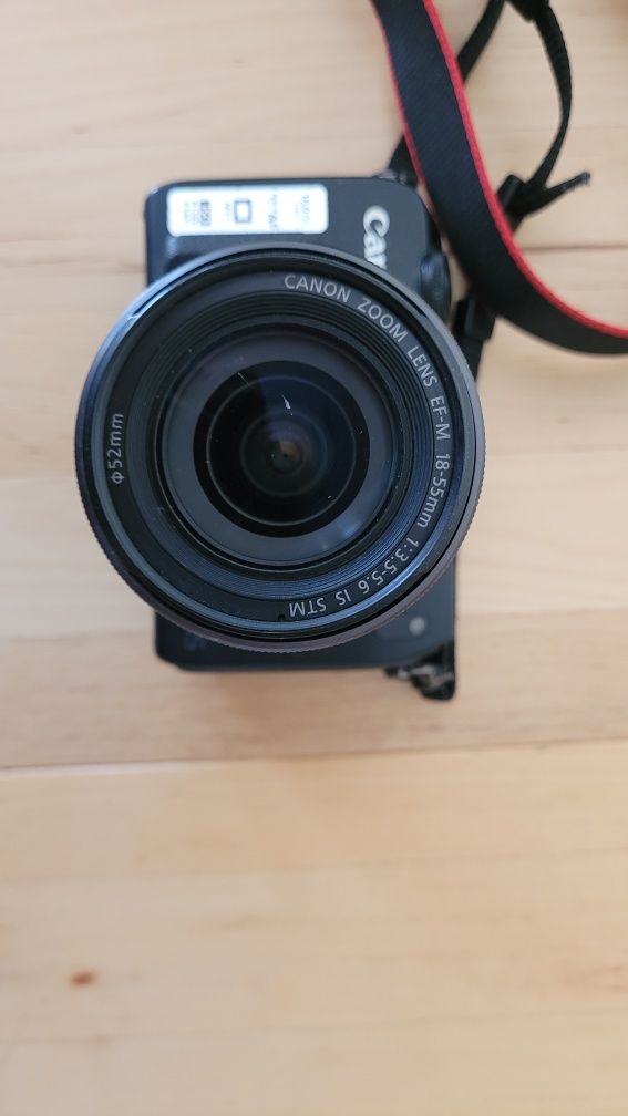Máquina Fotográfica Canon EOS M + Objetiva EF-M 18-55mm