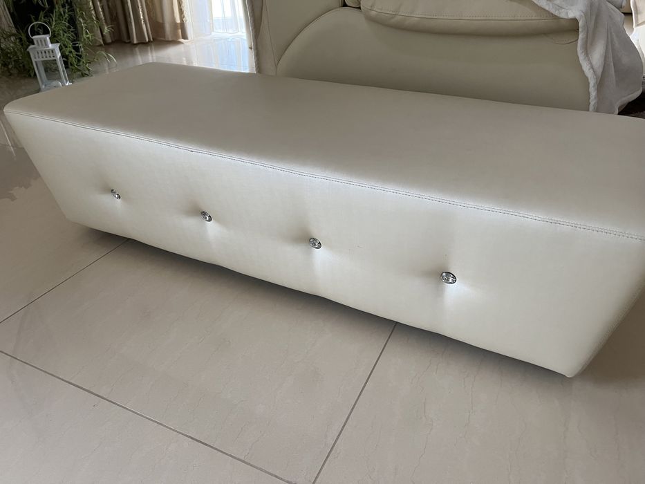 Beżowa pufa glamour z kryształami