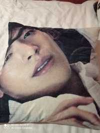 Декоративна подушка з відомим південно корейським актором КімУБіном