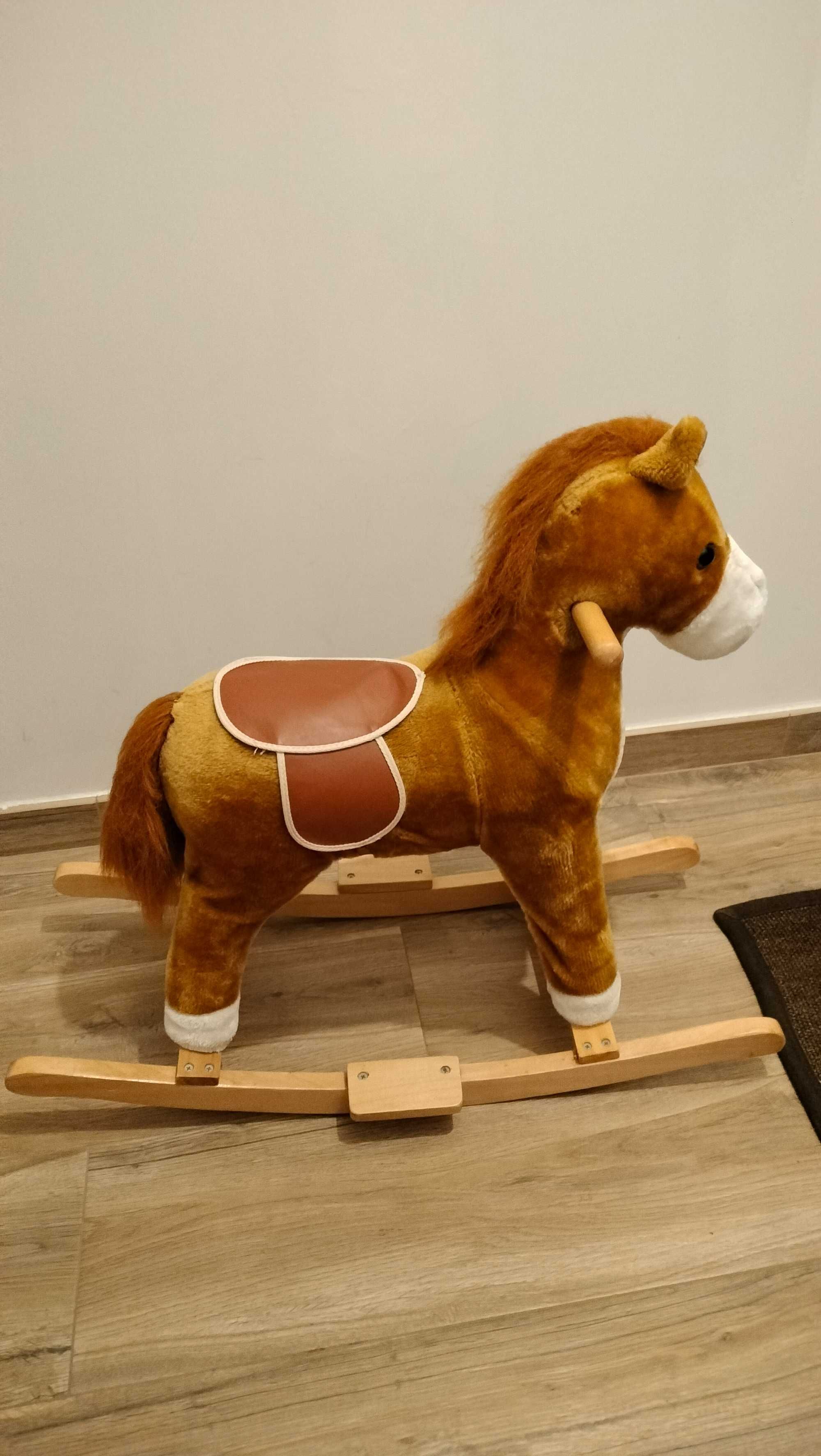 Cavalo baloiço em bom estado
