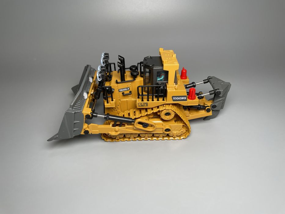 Бульдозер на радиоуправлении на пульте Бульдозер на радіокеруванні