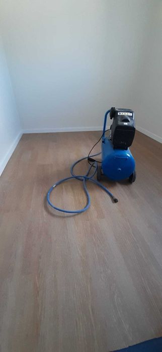 Aplicação de chão flutuante e rodapé