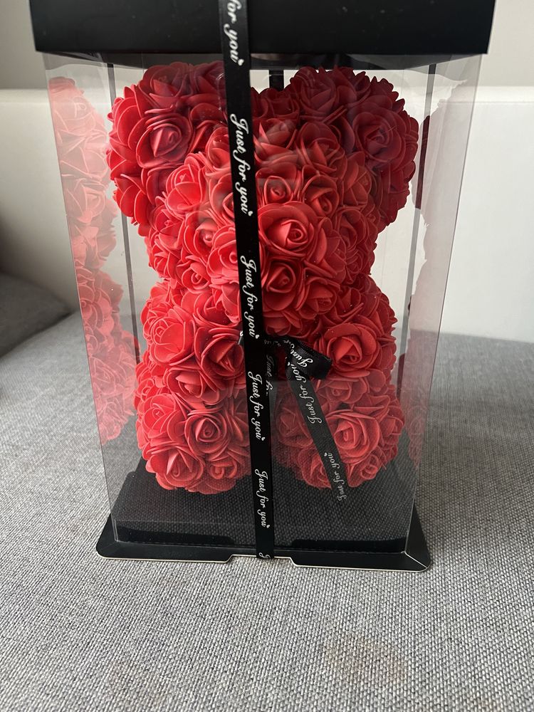 Miś z róż w pudełku