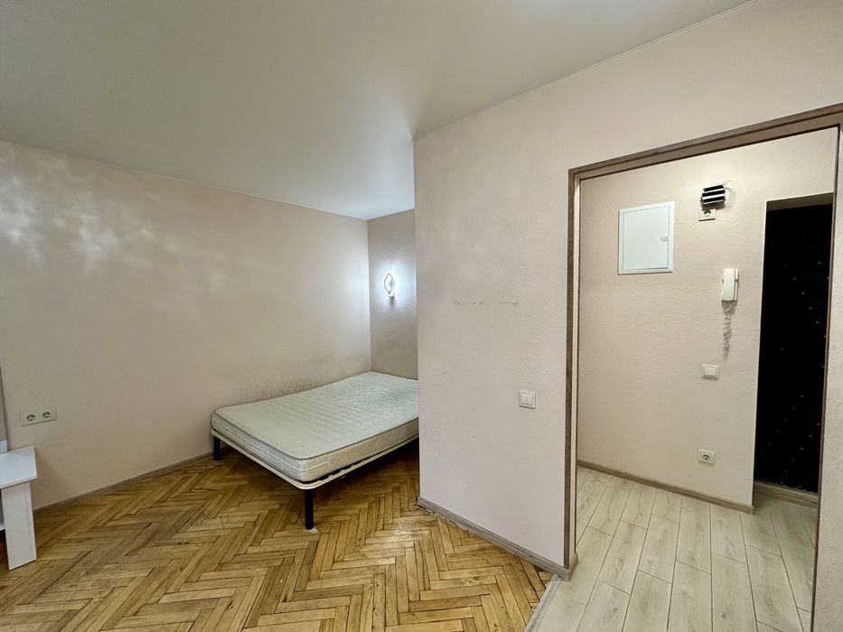 Продам 1 к кв в сталінці  Багговутівська Центр Світло не вимикають!