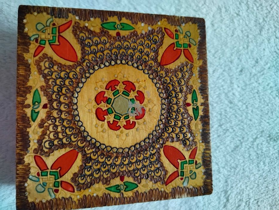 Drewniana szkatułka ręcznie zdobiona z PRL