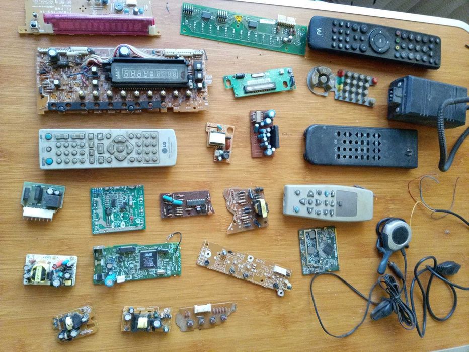 Електронні плати з авто, радіо, ТВ-техніки, ТВ-пульти та інше, ящик 8