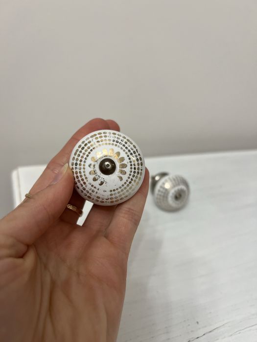 Uchwyty meblowe gałki biale ze złotym/srebrnym motywem