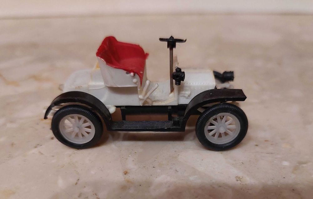 Modele starych samochodów, autka plastikowe z czasów PRL