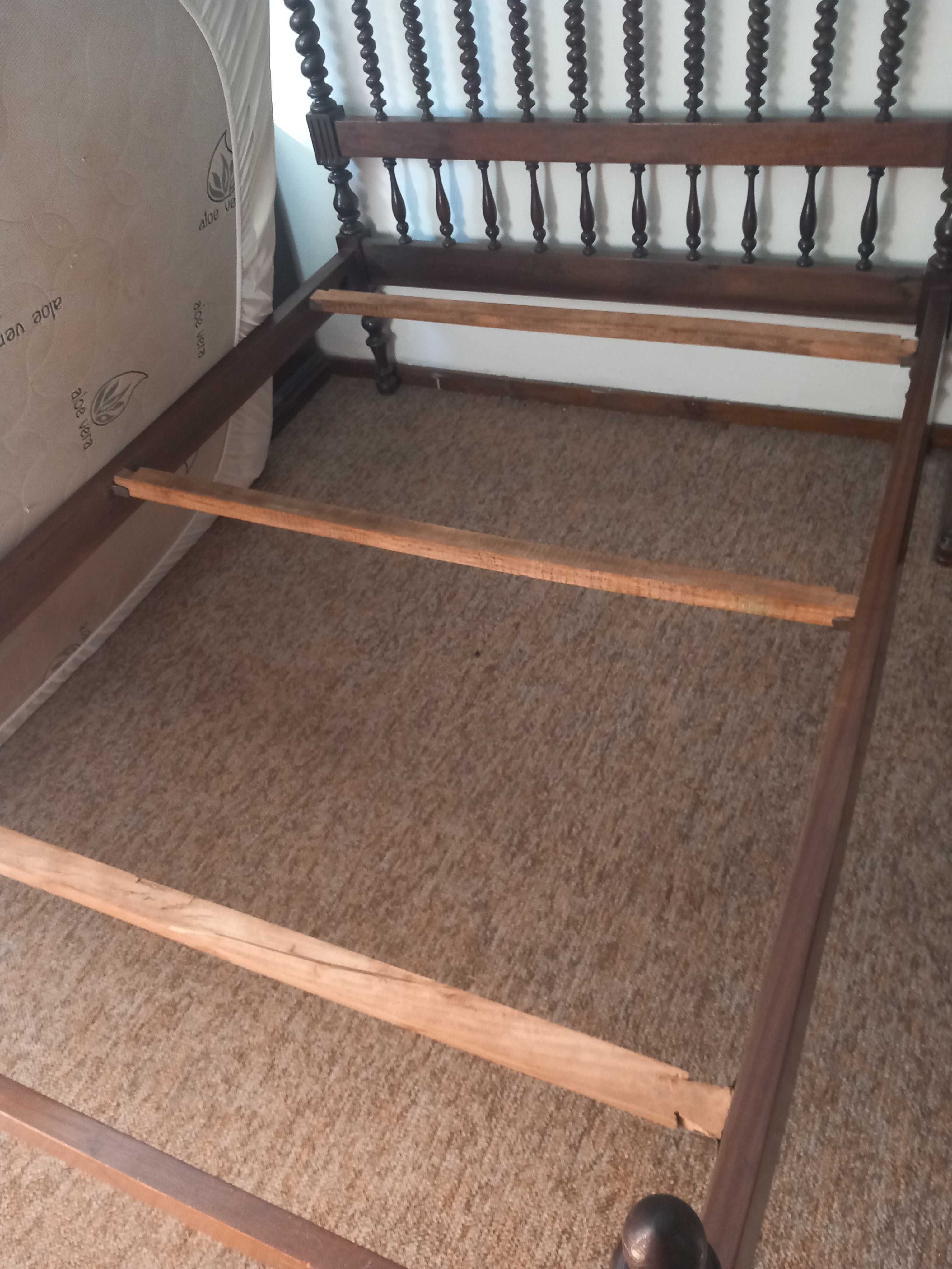 Cama de casal trabalhada e 2 mesas de cabeceira.