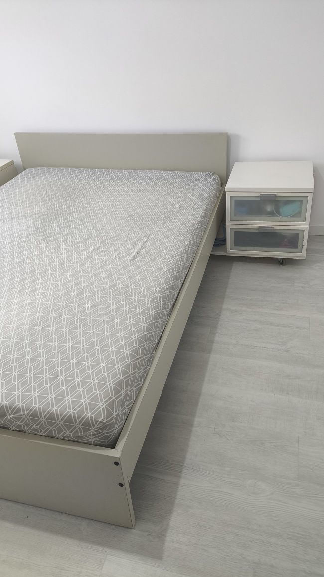 Cama casal (sem colchão) + 2 mesas de cabeceira – €50 + €20