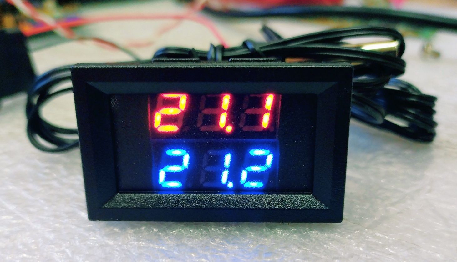 Цифровий термометр два датчика індикатори червоний і синій