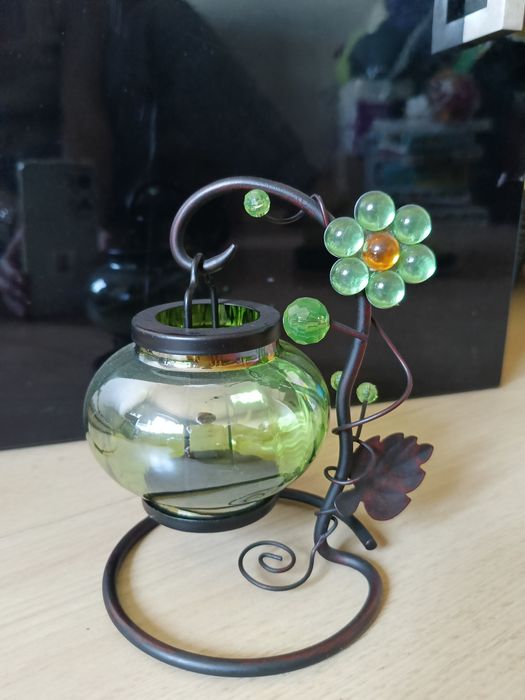 Zielony świecznik na podgrzewacz