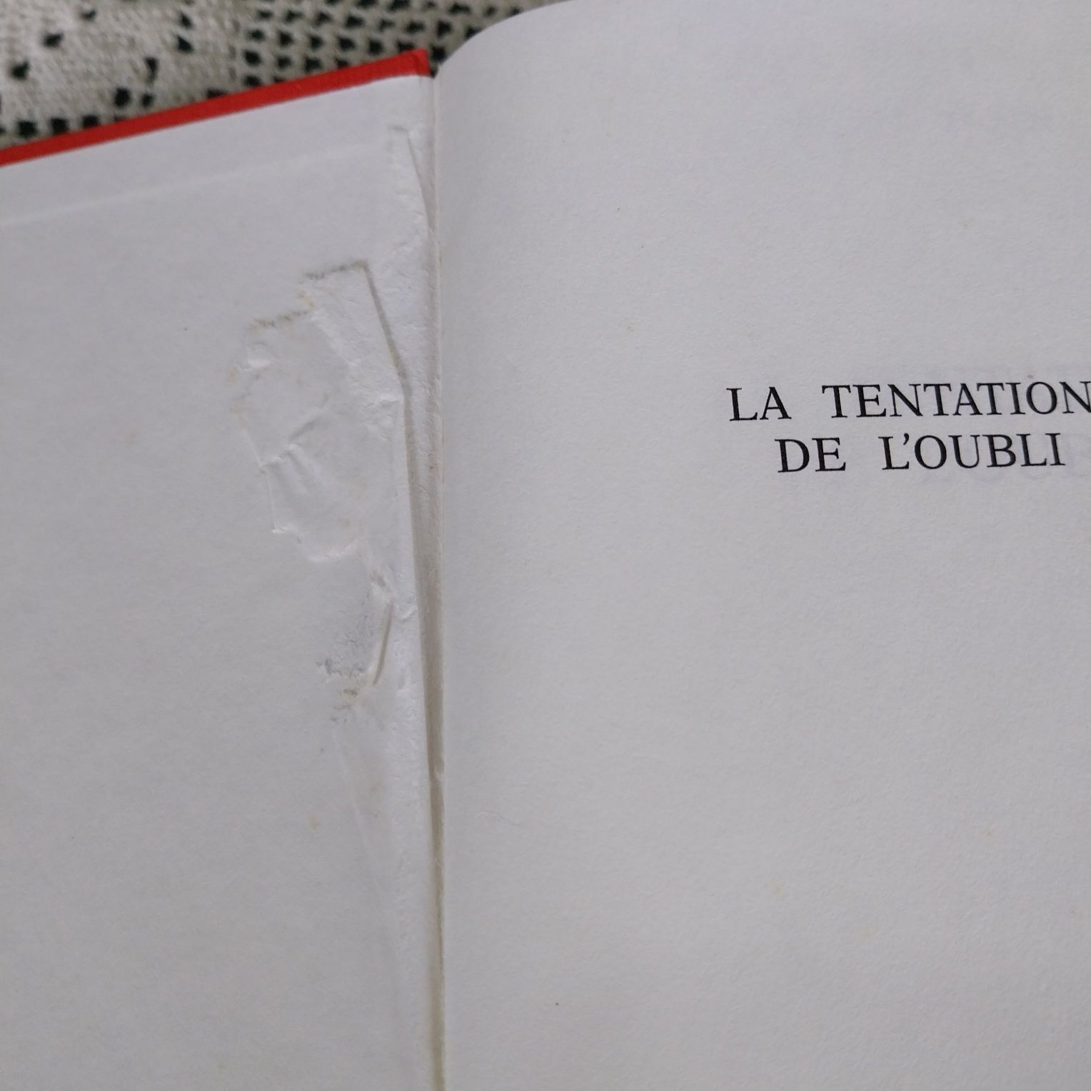 La tentation de l'oubli. Portes incluídos.