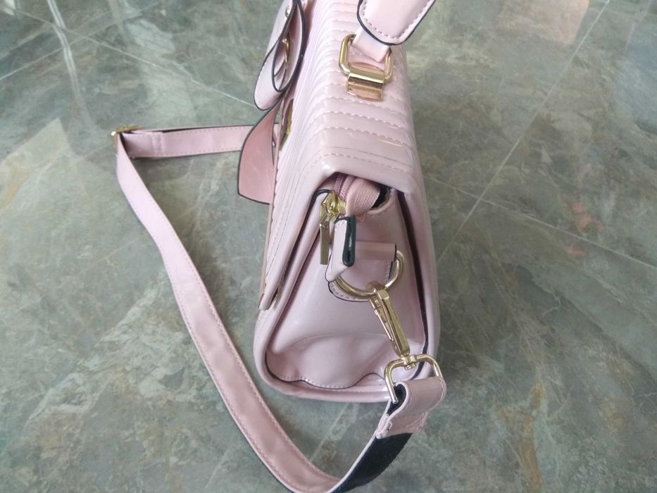 Рожева лакована сумочка від Jimmy Choo