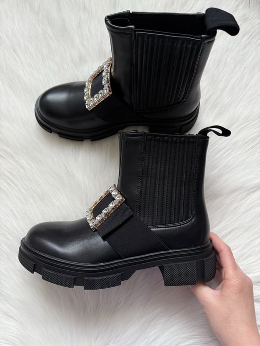 Czarne botki z klamrą eko skóra 38