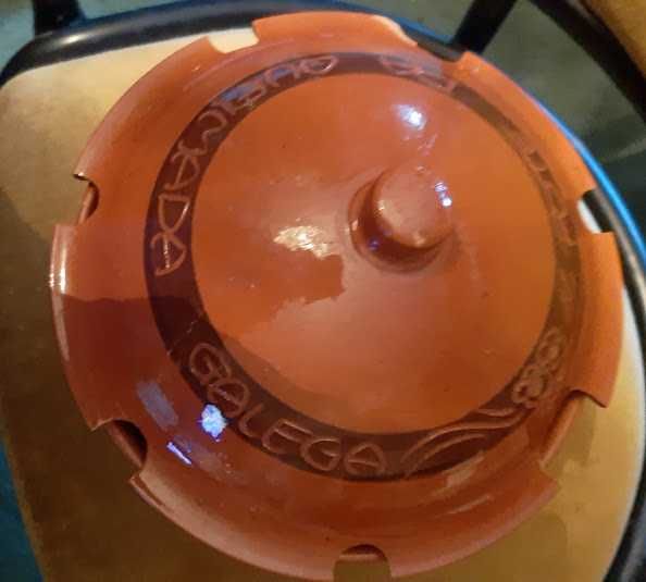 Púcara da queimada galega com chávenas e colher