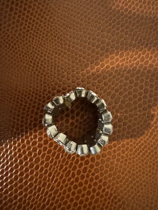 Pierscionek z cyrkoniami na gumke