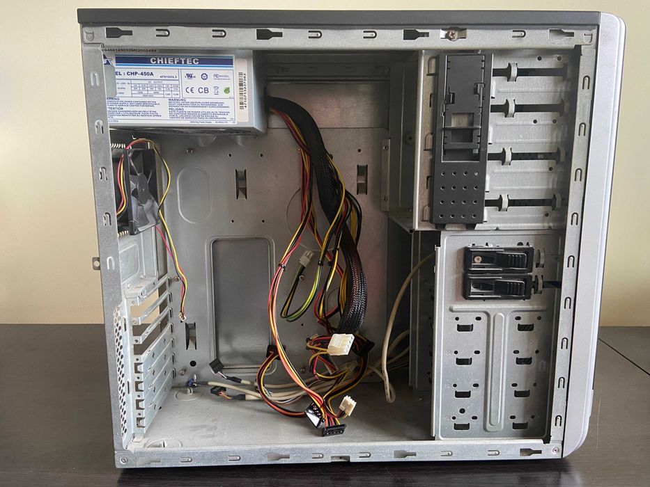 Компютерний корпус з блоком живлення 450W.