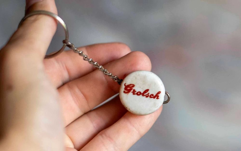 GROLSCH Lager FOB Brelok Reklama Ceramiczny topper na butelkę piwa Vtg