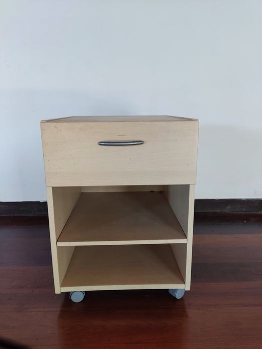 Mesa de cabeceira/ escritório com 4 rodízios rodas