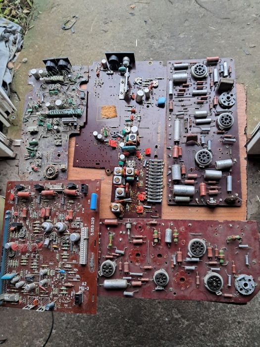 Плати радіодеталі.