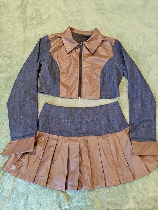 Dwuczęściowy komplet: krótka kurtka i plisowana spódnica