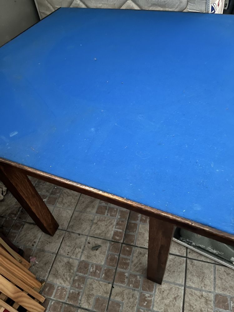 Mesa de jogos com pano de bilhar .