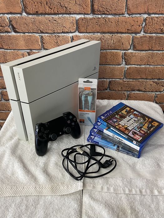 PS4 Branca c/4 jogos e 1 comando