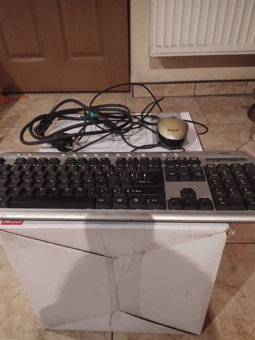 Komputer stacjonarny +klawiatura +mysz +CD instalujące
