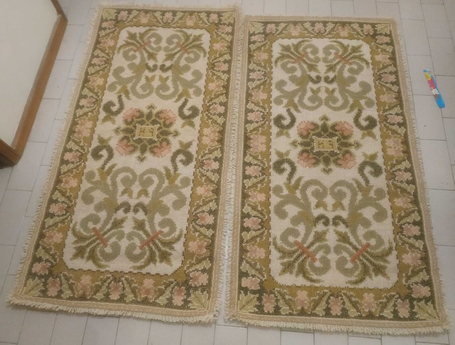 Par de tapetes bordados à mão 130cm x 68cm